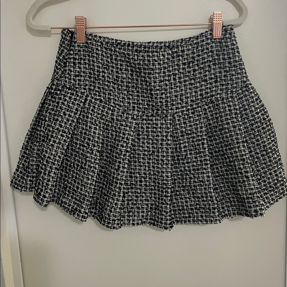 H&M Black & White Textured Pleated Skirt | 2 - Picture 3 of 8